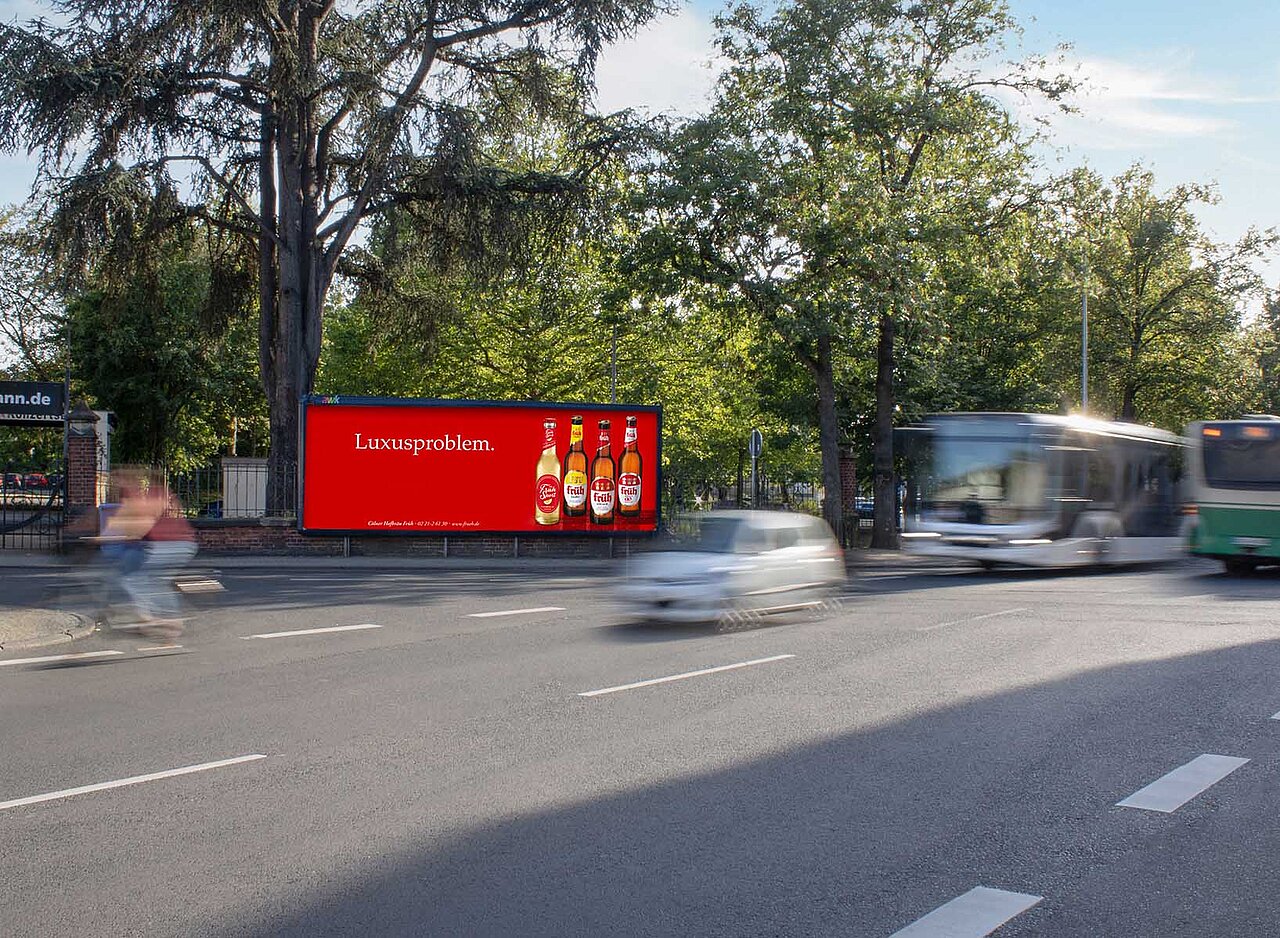 Megastar Plakatwand an einer belebten Straße mit der Werbung für 'Luxusproblem'. Große Werbefläche für hohe Sichtbarkeit und Aufmerksamkeit.