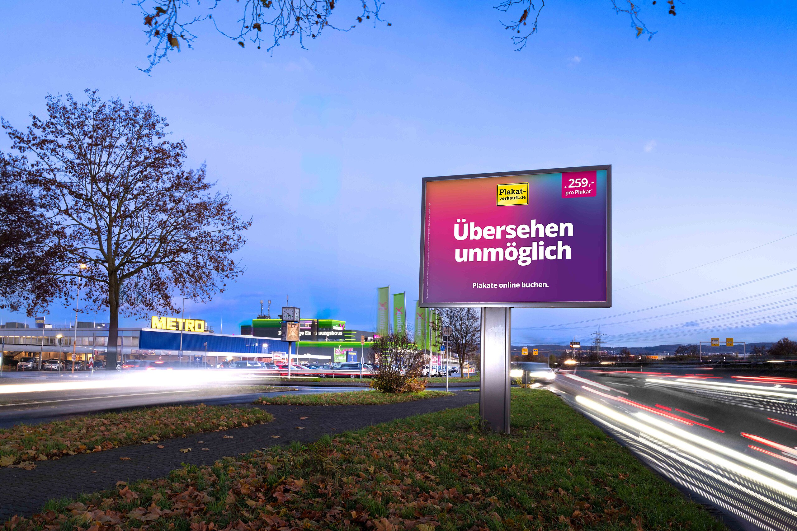Großes Werbeplakat mit dem Slogan 'Übersehen unmöglich' an einer belebten Straße. Das Plakat ist an einem gut sichtbaren Standort in der Nähe eines großen Einkaufszentrums und zieht die Aufmerksamkeit von Autofahrern und Passanten an.