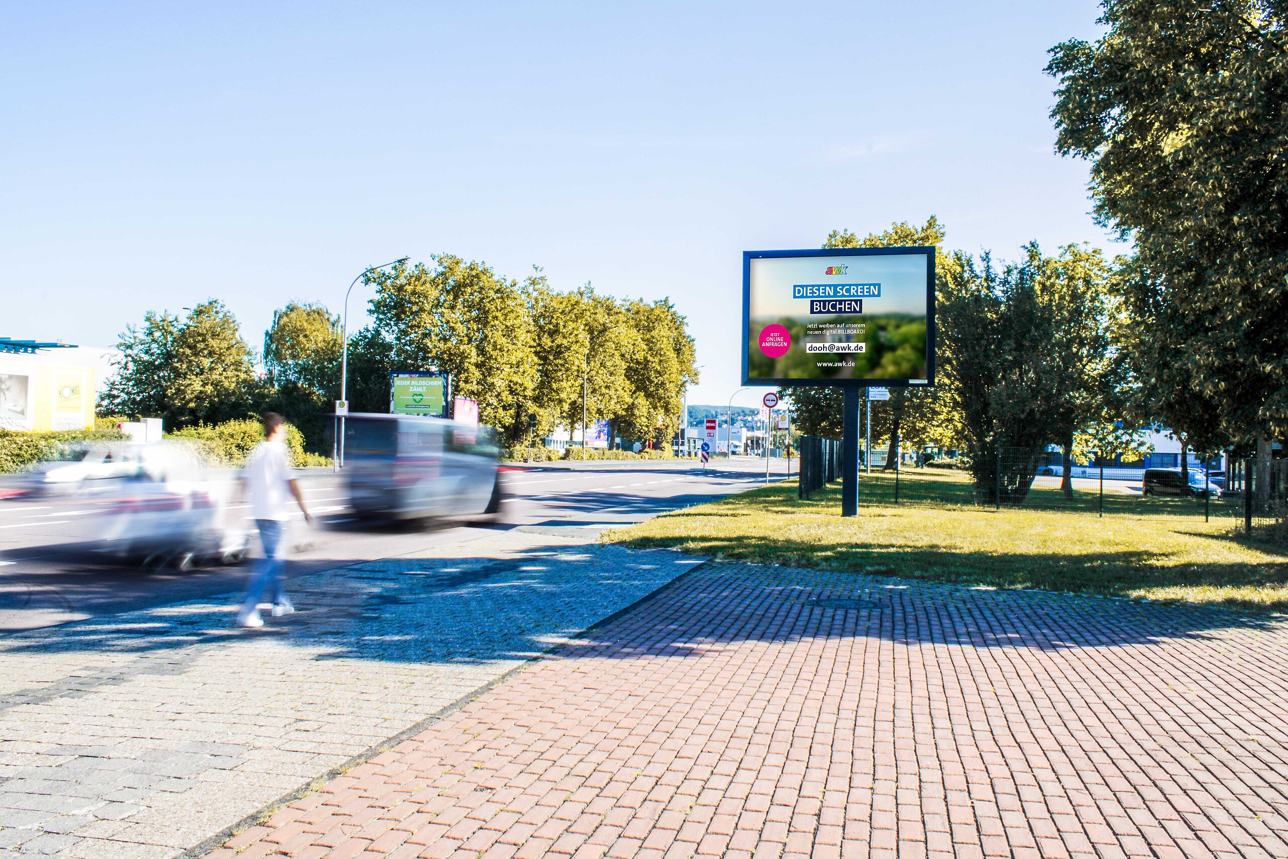 Digitales Großplakat mit der Aufschrift „Diesen Screen buchen“ an einer gut befahrenen Straße, ideal für aufmerksamkeitsstarke digitale Außenwerbung.