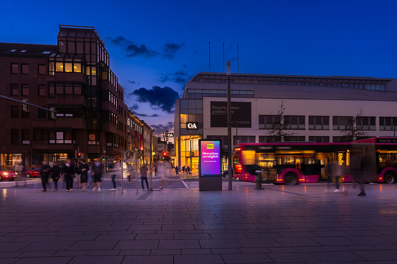 Digitales Citylight in der Innenstadt mit hochauflösender Außenwerbung von Plakat-verkauft.de bei Tag und Nacht.