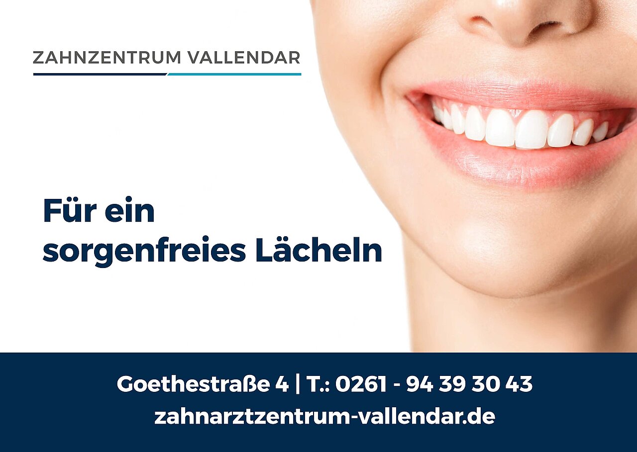 Plakat für Zahnzentrum Vallendar mit dem Slogan „Für ein sorgenfreies Lächeln“ auf einer Großfläche, ideal für Dauerwerbung mit einer Laufzeit von mindestens 12 Monaten.