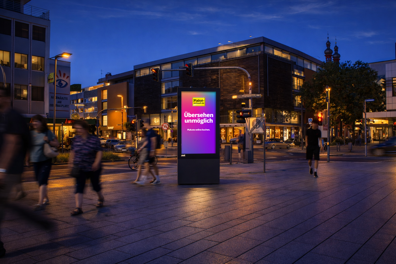 Digitales Citylight-Poster am Zentralplatz Koblenz, umgeben von vielen Passanten im Stadtzentrum.