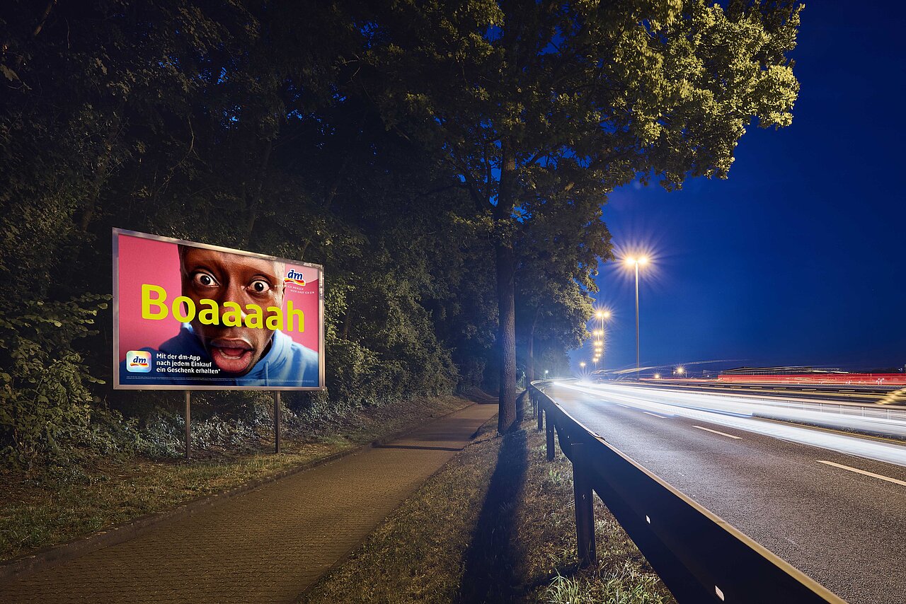 9-qm Werbeplakat an der Schnellstraße mit auffälligem "Boaaah"-Motiv, das durch den nächtlichen Verkehr für maximale Sichtbarkeit sorgt. Jetzt buchbar bei Plakat-verkauft.de.