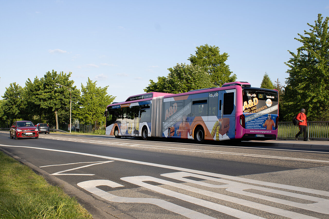 Buswerbung von A&D: Ganzgestaltung eines Busses für Trocknungsgeräte mit auffälliger Außenwerbung, die die Marke stark präsentiert.