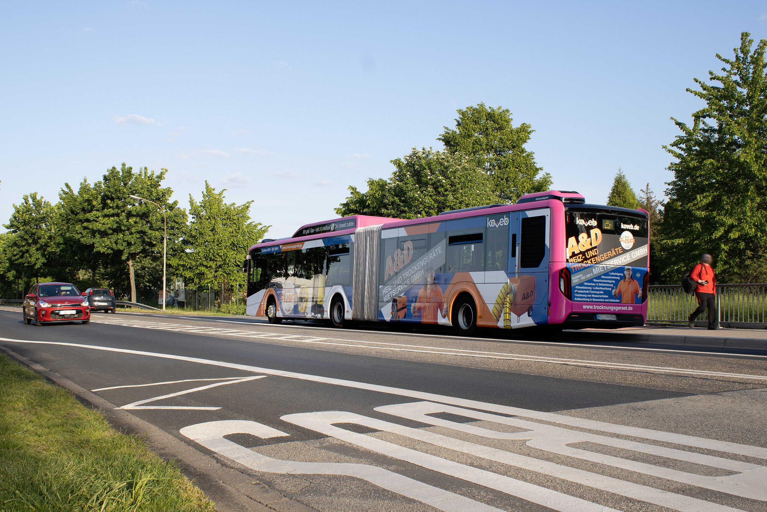 Buswerbung von A&D: Ganzgestaltung eines Busses für Trocknungsgeräte mit auffälliger Außenwerbung, die die Marke stark präsentiert.
