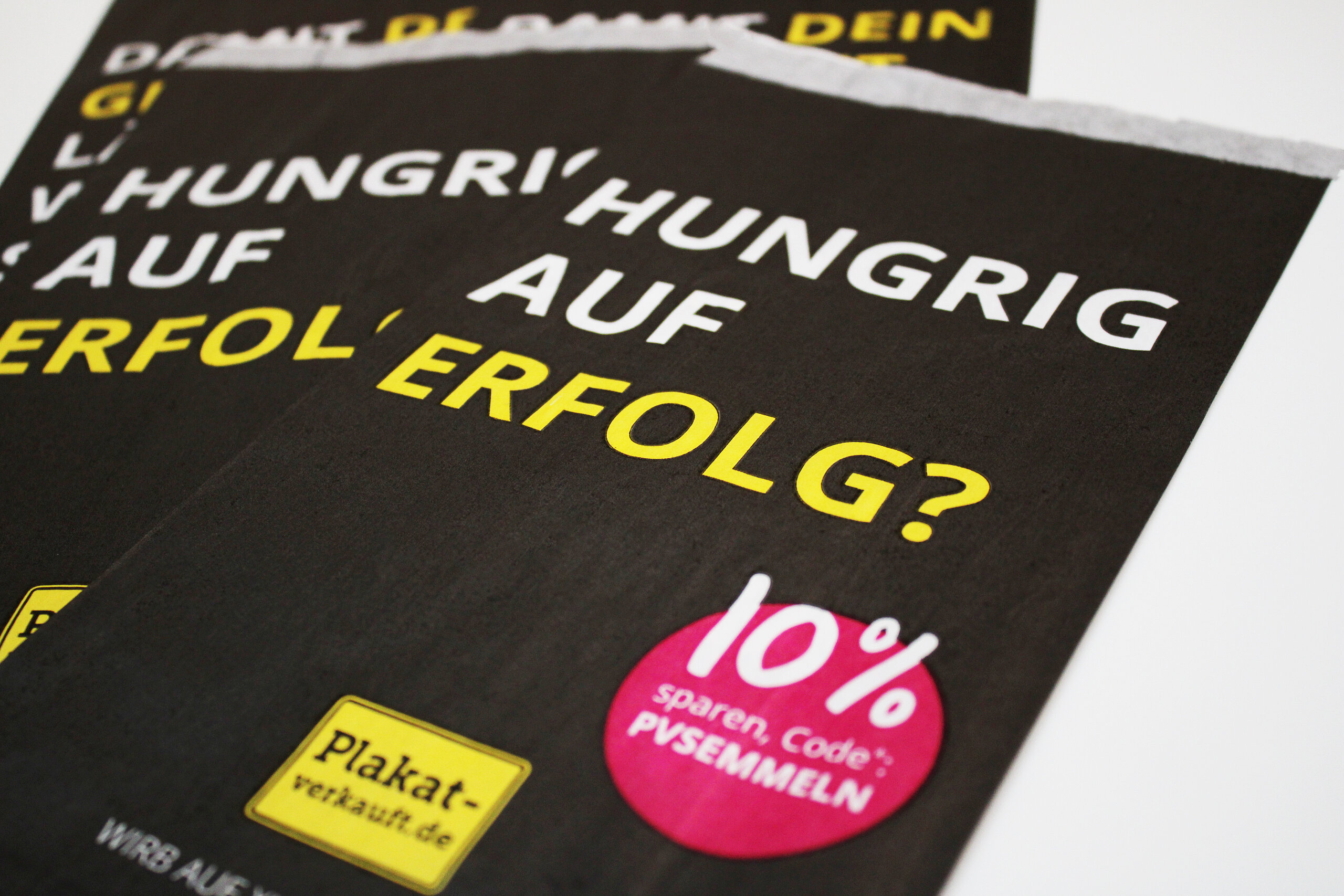 Nahaufnahme bedruckter Ambient Media Brötchentüten mit Slogan „Hungrig auf Erfolg?“ und 10%-Rabatt-Hinweis