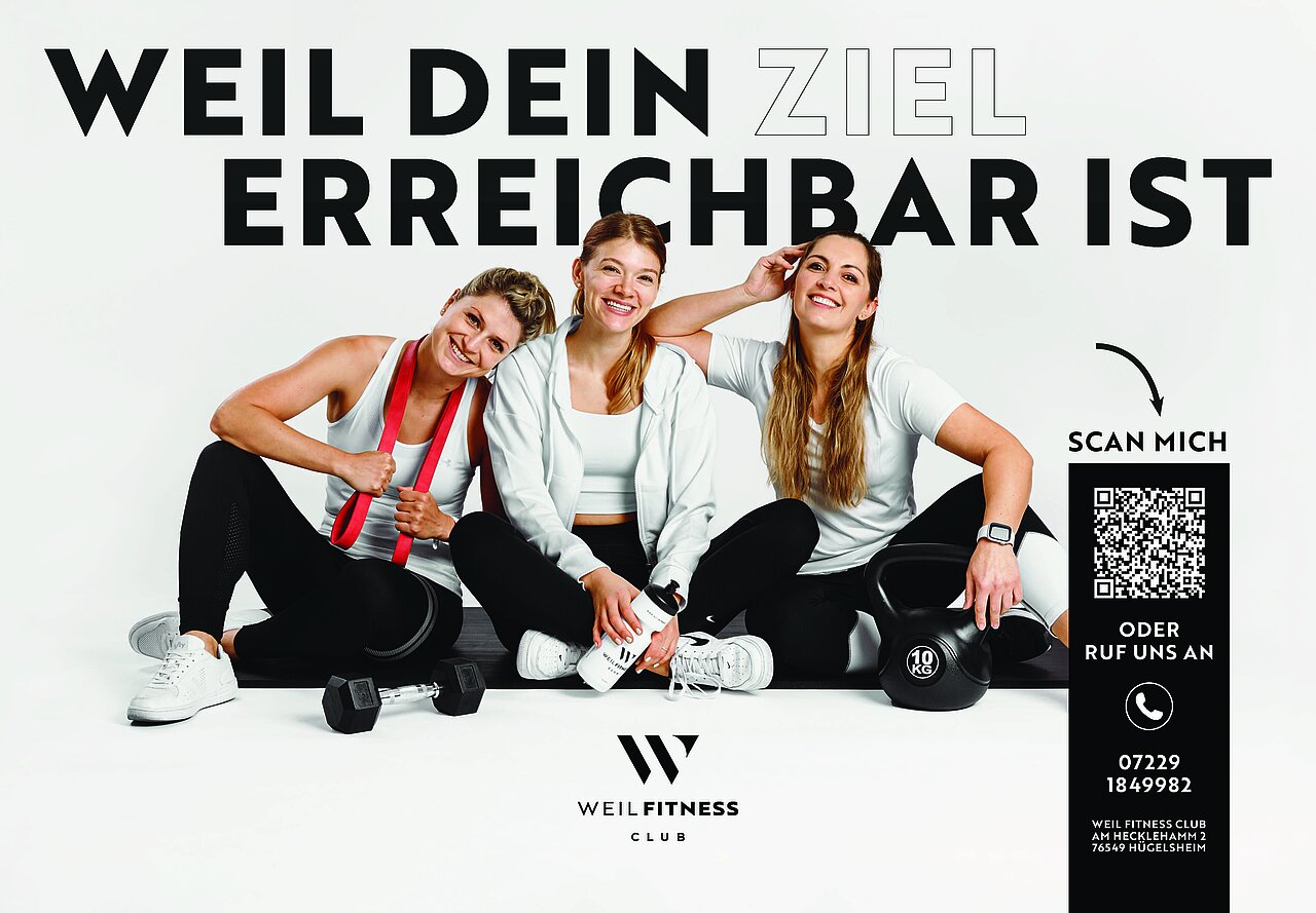 Plakatmotiv vom Weil Fitness Club mit drei Frauen, die gemeinsam nach dem Training auf dem Boden sitzen und lächeln. Das Motto „Weil dein Ziel erreichbar ist“ steht im Vordergrund und motiviert zu gemeinsamer Fitness.