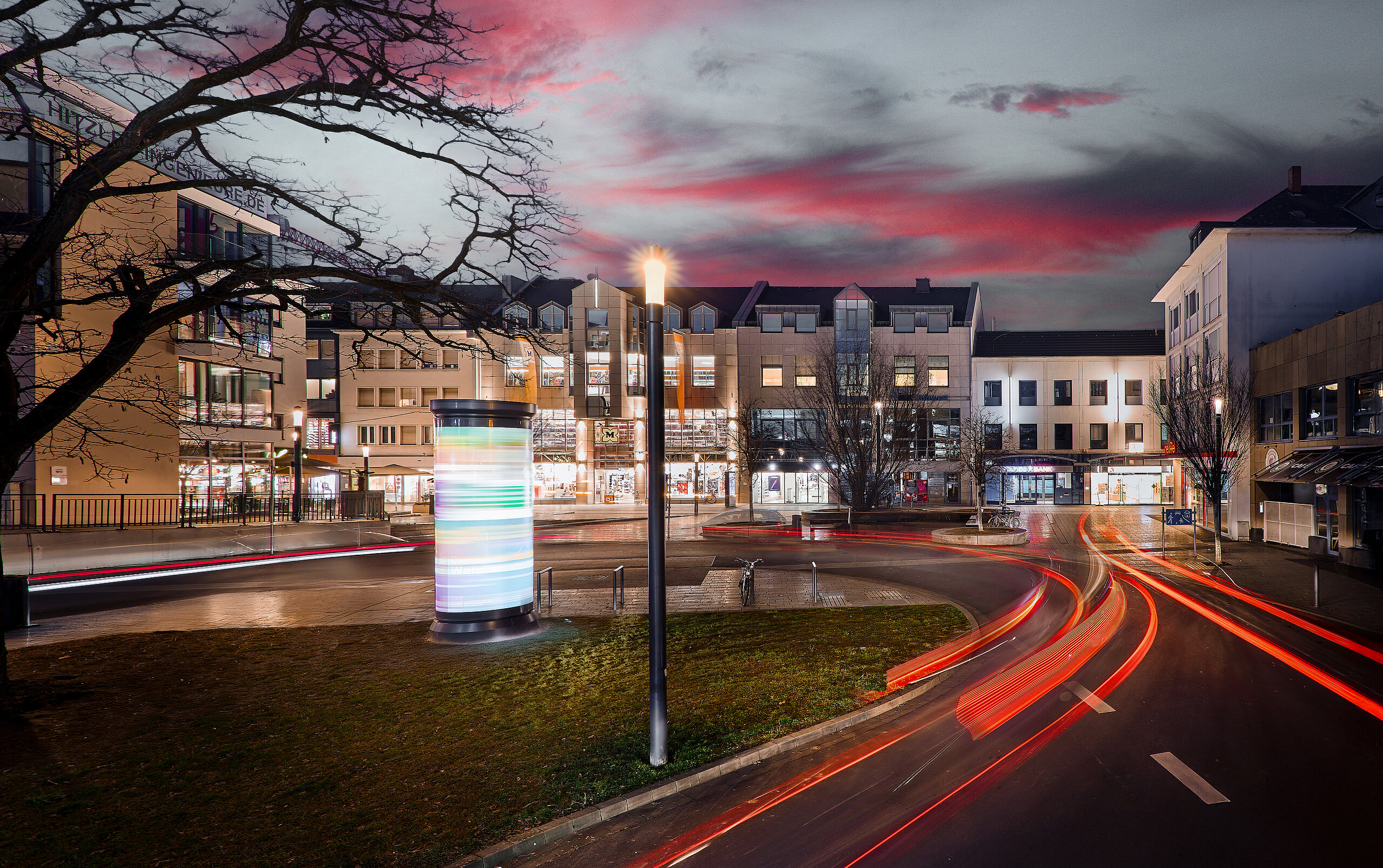 Ganzsäule mit Werbefläche, perfekt für eine Rundum-Werbung. Ideal für Unternehmen, die ihre Botschaft an stark frequentierten Standorten präsentieren möchten.