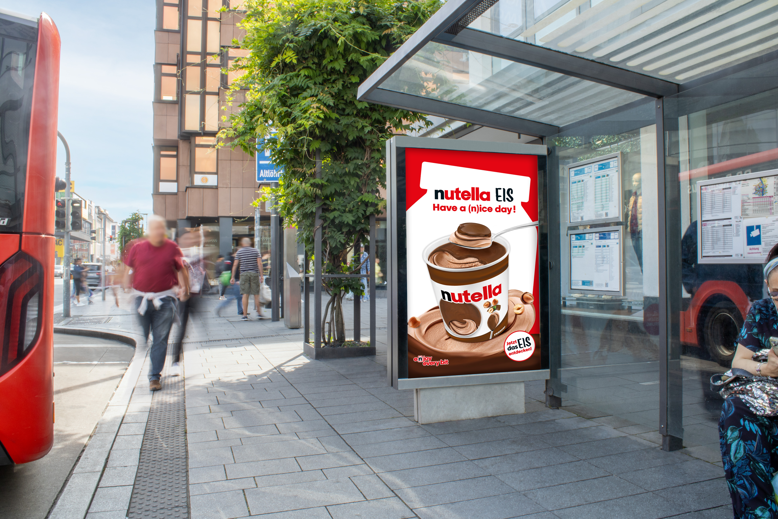 Plakat mit der Aufschrift „Nutella Eis – Have a (n)ice day!“ für Citylight-Poster an einer Bushaltestelle, ideal für gezielte und auffällige Werbung in städtischen Bereichen.