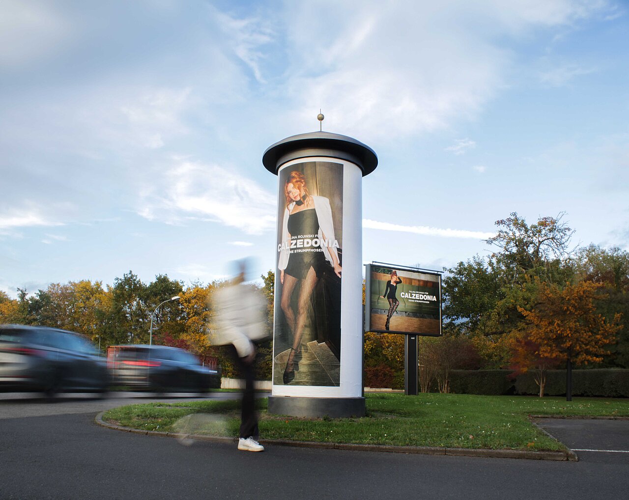 Ganzsäule mit Werbeplakat für Calzedonia, perfekt sichtbar an einem Verkehrsknotenpunkt. Rundum-Werbung auf 3 Plakaten für maximale Reichweite.