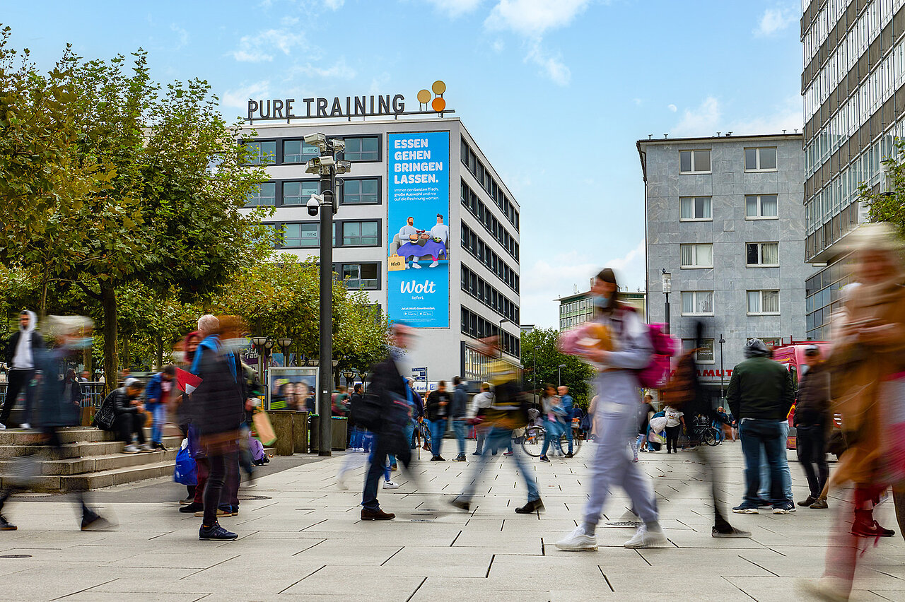 Riesenposter von Wolt an einem Gebäude in der Stadt, mit einer Werbung für schnelle Essenslieferung. Große, gut sichtbare Plakatwerbung auf einem Gebäude.