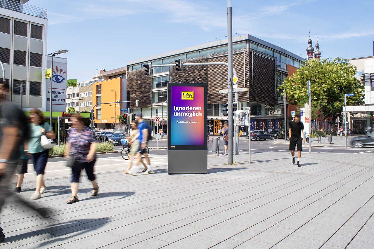 Digitale Vitrine im Hochformat in der Innenstadt