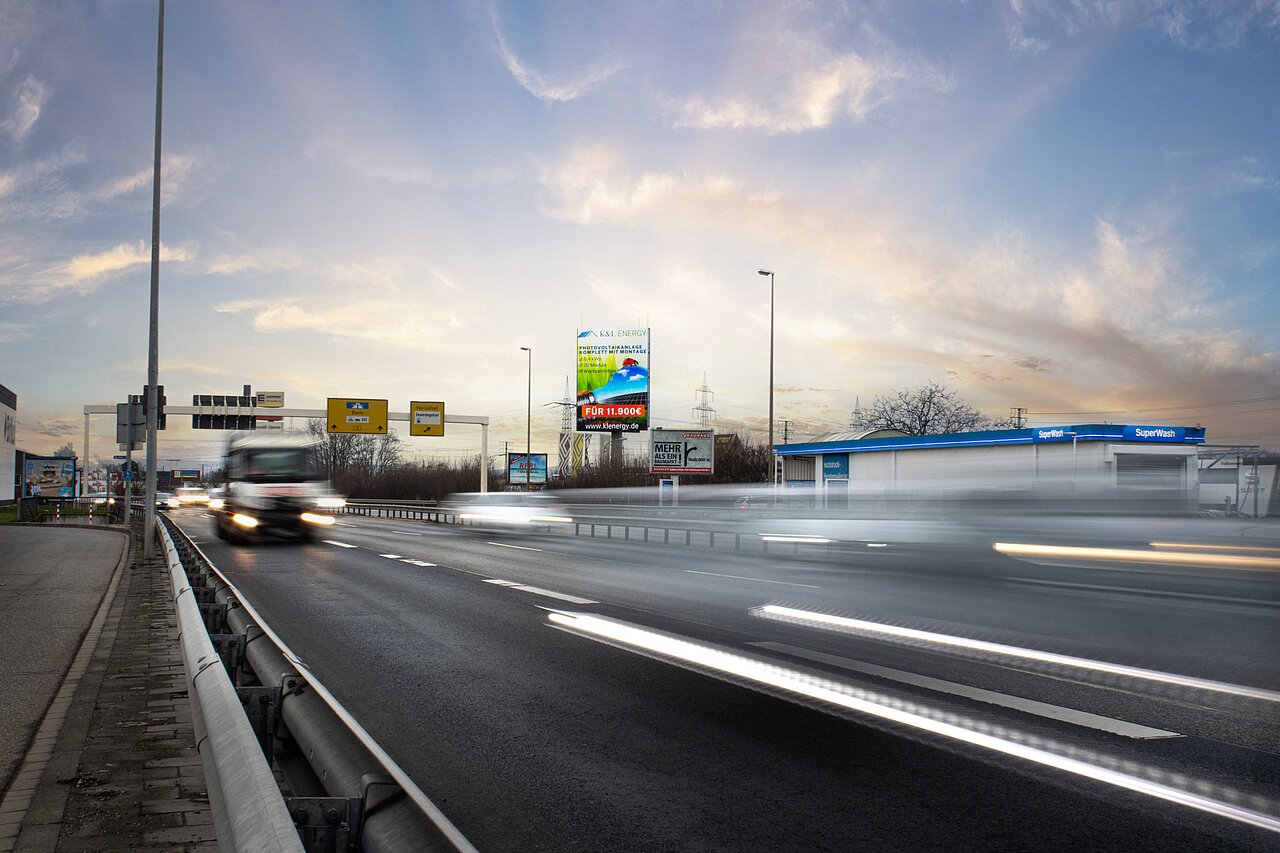 Digitaler Tower mit Werbung von KSL Energy an einer stark befahrenen Straße, ideal für aufmerksamkeitsstarke digitale Außenwerbung.