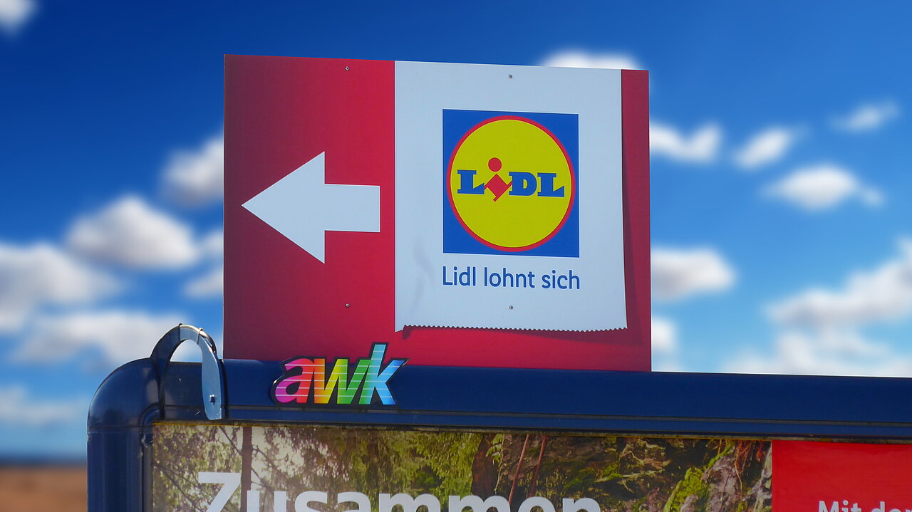 Business Topper auf einer Großfläche mit einer Mindestlaufzeit von 36 Monaten. Perfekt für dauerhafte Markenpräsenz und langfristige Außenwerbung.