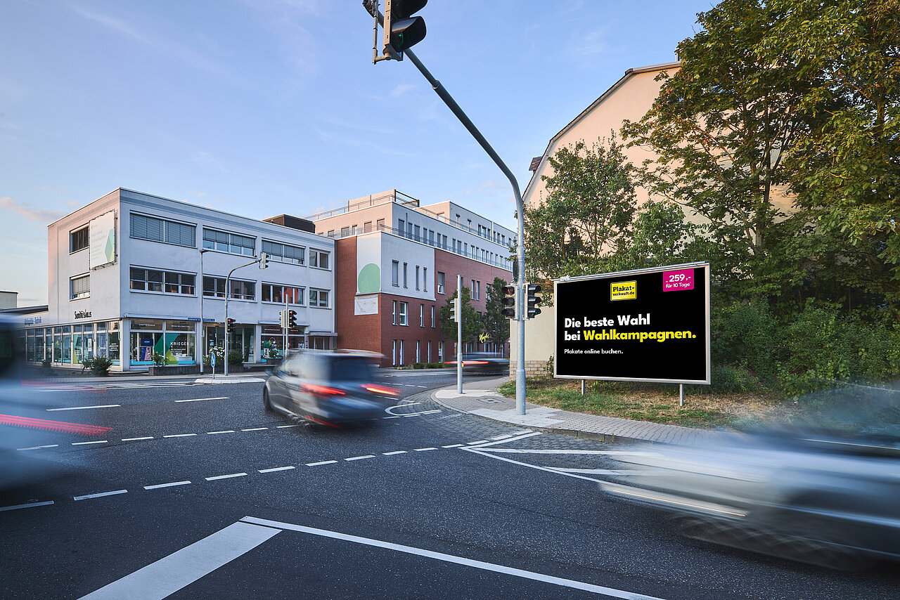 Großfläche am Tag an befahrener Straße. Das Motiv ist von Plakat-verkauft.de und die Headline lautet: Die beste Wahl zur Wahl. Jetzt Vertrauen schaffen"