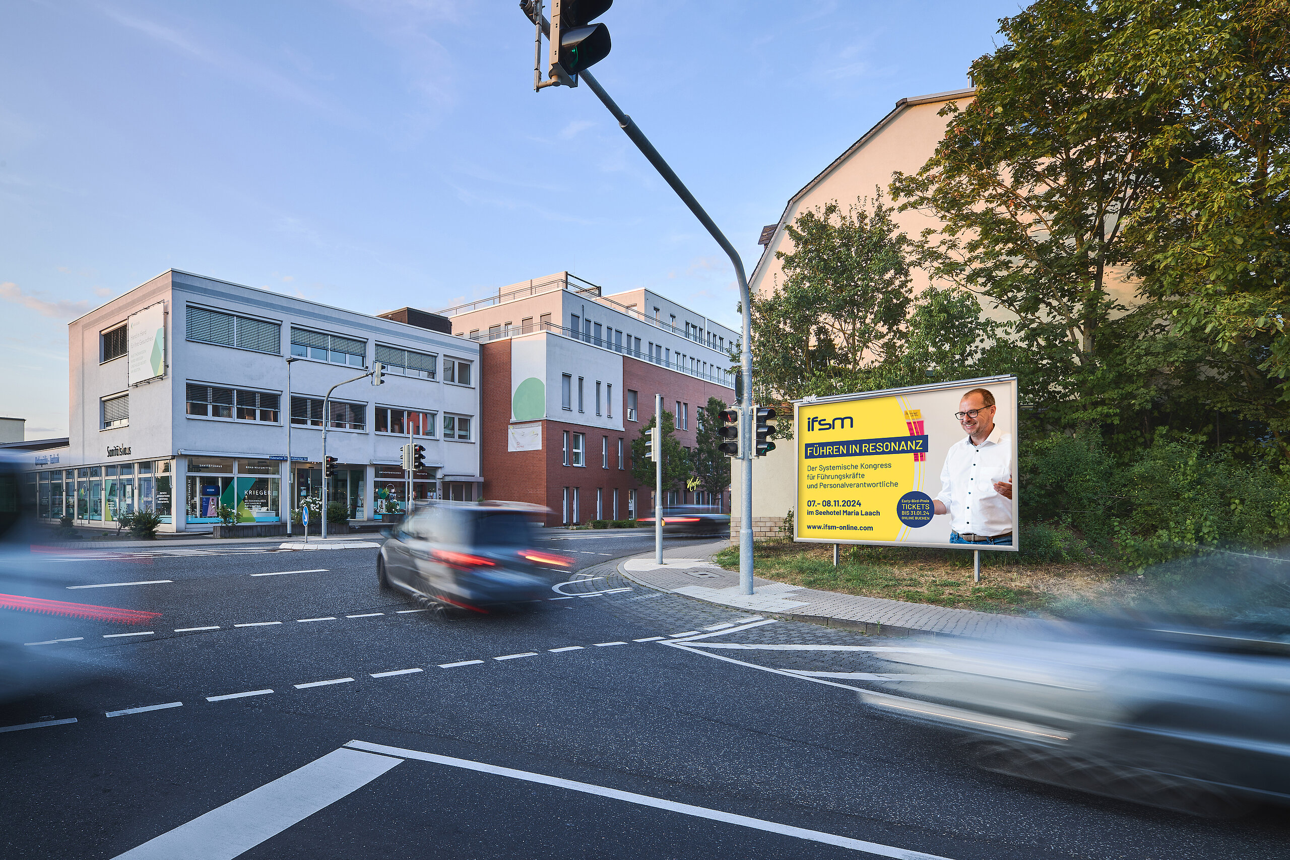 9 qm Großplakat an Straßenrande und an Ampel mit Recruiting-Motiv vom Kunden ifsm