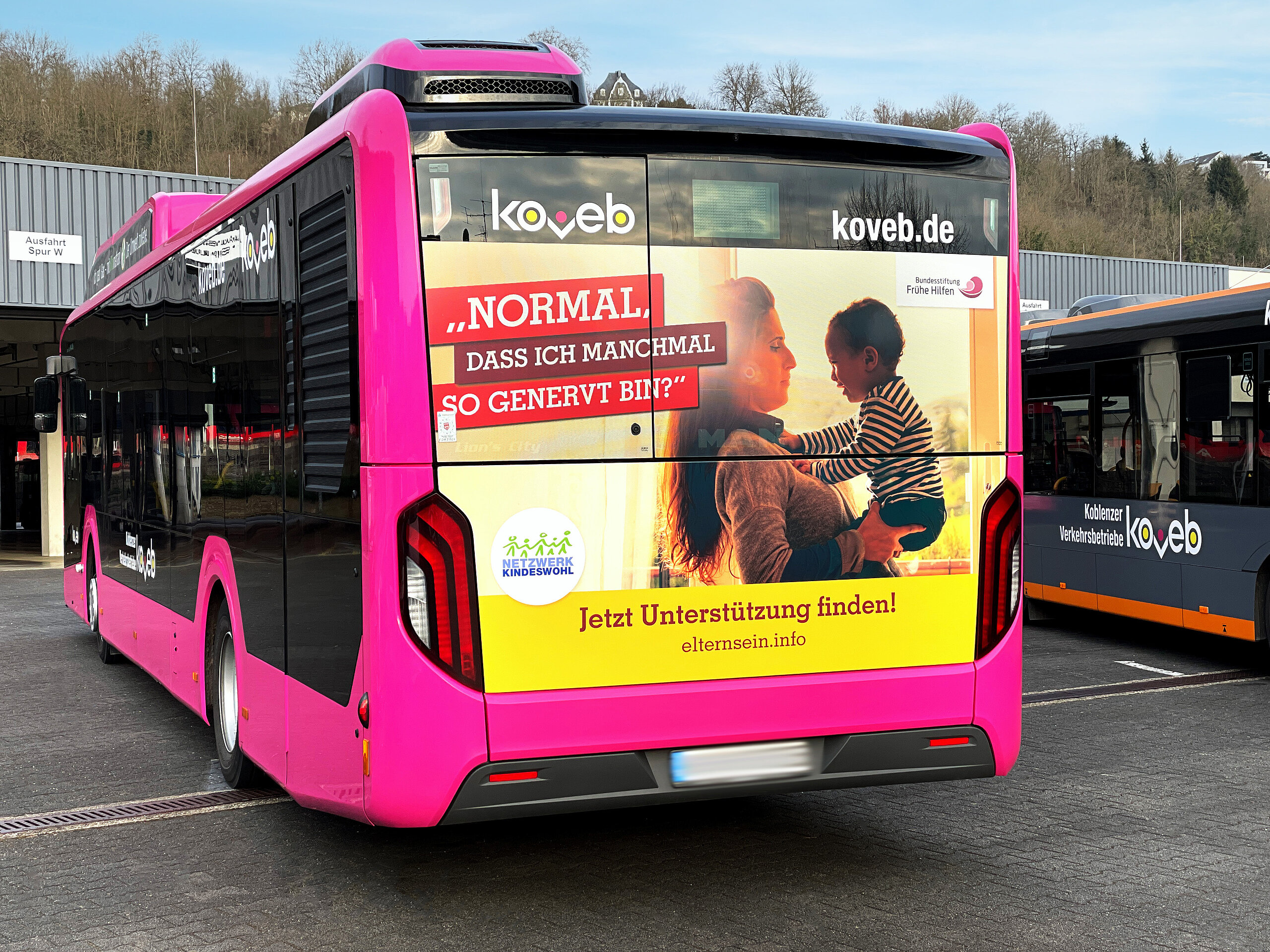 Heckflächenwerbung auf einem Bus von Elternsein.info mit der Botschaft „Jetzt Unterstützung finden!“, präsentiert im Außenwerbeformat.
