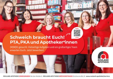 Plakatmotiv: Fünf Apothekenmitarbeiterinnen in roter Kleidung stehen lächelnd im Verkaufsraum. Aufruf: 'Schweich braucht Euch! PTA, PKA und Apotheker*innen gesucht. Jetzt bewerben!'