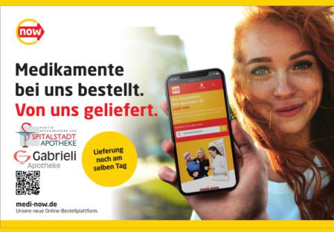 Plakatmotiv: „Junge Frau mit Smartphone zeigt die Website medi-now.de, mit der Medikamente online bestellt und noch am selben Tag geliefert werden können. Schriftzug: 'Medikamente bei uns bestellt. Von uns geliefert.