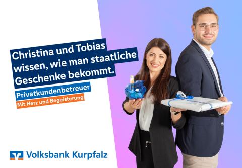Plakatmotiv der Volksbank Kurpfalz mit zwei Kundenberatern, die Geschenke präsentieren. Hinweis auf staatliche Förderungen und persönliche Beratung.