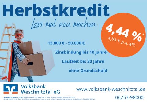 Plakatmotiv der Volksbank Weschnitztal mit Werbung für einen Herbstkredit. Kind mit Karton, Zinssatz 4,44 % und Hinweise auf flexible Kreditbedingungen.