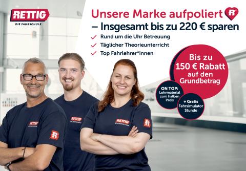 Plakatmotiv der Fahrschule Rettig mit drei lächelnden Fahrlehrern. Beworben werden Rabatte von bis zu 220 Euro auf Ausbildungskosten und täglicher Theorieunterricht.