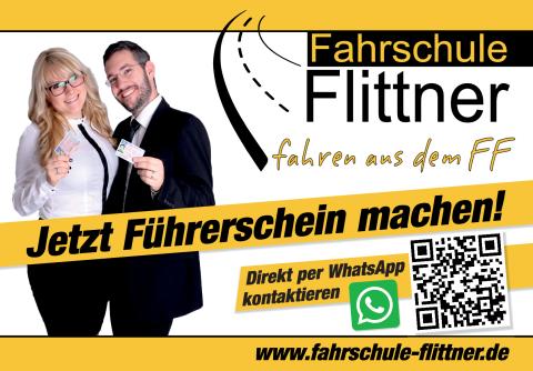 Plakatmotiv der Fahrschule Flittner mit zwei Personen, die stolz Führerscheine zeigen. Aufruf zur Führerscheinanmeldung mit WhatsApp-Kontaktmöglichkeit.