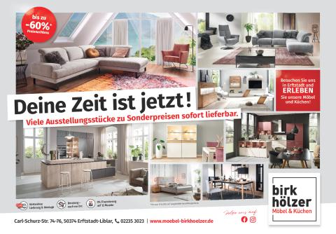 Werbeplakat von Birk Hölzer Möbel & Küchen mit dem Text „Deine Zeit ist jetzt!“. Es zeigt zahlreiche Wohnraum-Beispiele und weist auf sofort verfügbare Ausstellungsstücke mit bis zu 60 % Rabatt hin.
