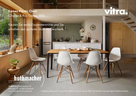 Werbeplakat von Huthmacher mit vitra-Stühlen in heller Wohnküche. Aktion: Beim Kauf von fünf „Eames Plastic Chairs“ ist der sechste kostenlos. Designklassiker von Charles & Ray Eames, 1950.