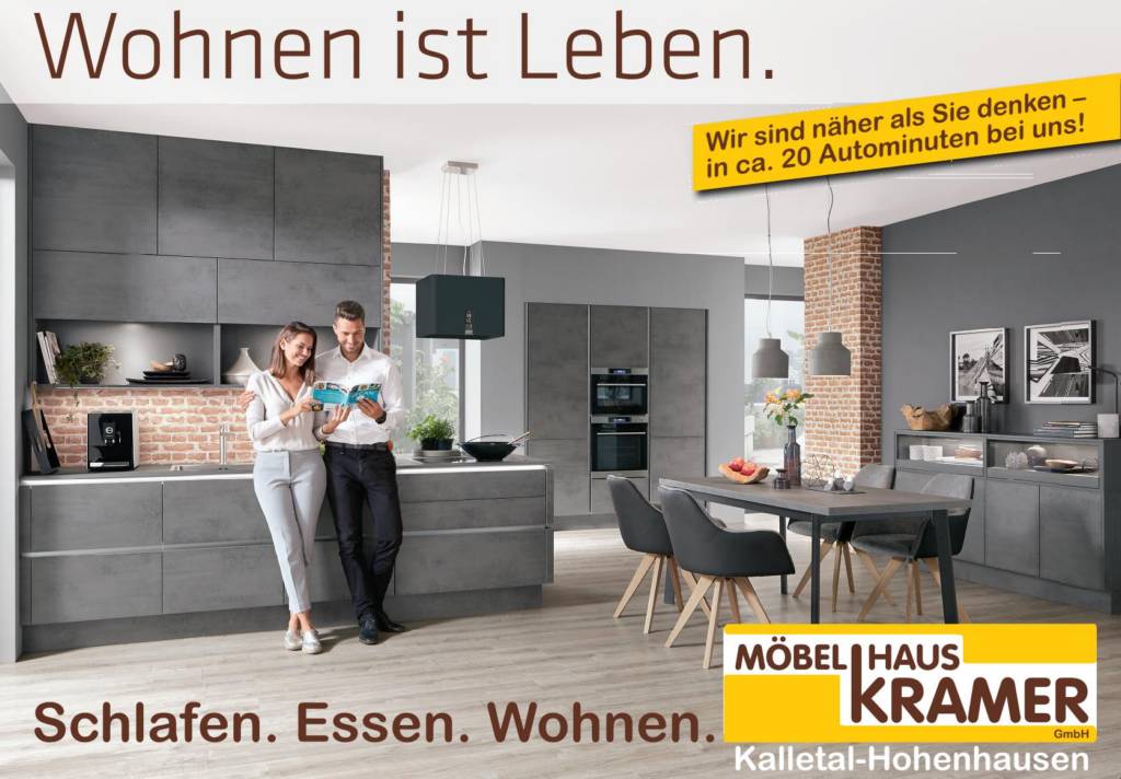 Werbeplakat von Möbelhaus Kramer: Paar steht in moderner Küche. Text: „Wohnen ist Leben.“ und Hinweis auf die Nähe zum Möbelhaus. Fokus auf Schlafen, Essen und Wohnen.