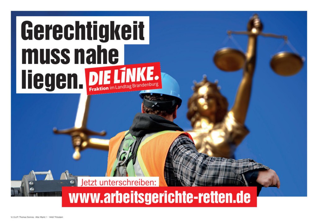 Plakatmotiv von DIE LINKE Brandenburg mit Bauarbeiter vor Justitia. Text: „Gerechtigkeit muss nahe liegen“.