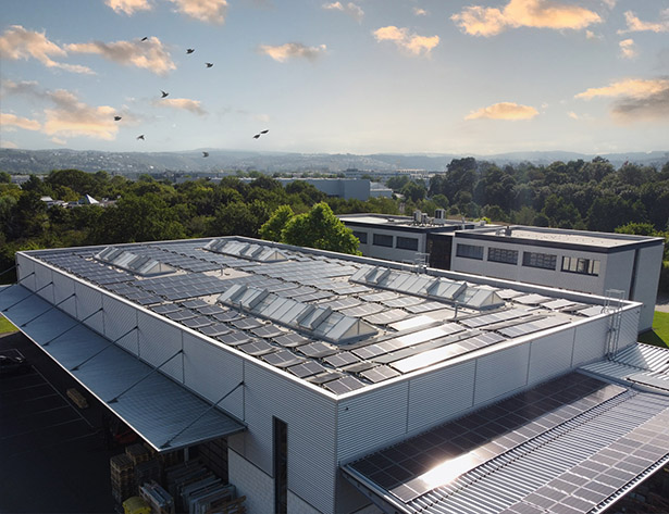 Dach des Firmengebäudes von Plakat-verkauft.de mit Photovoltaikanlage – nachhaltige Energiegewinnung für umweltbewusste Außenwerbung.