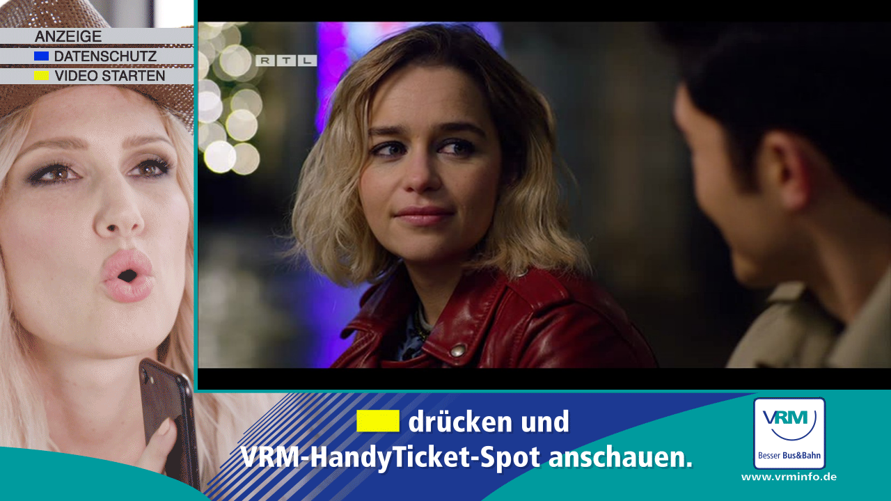 Addressable-TV-Screenshot mit VRM-Werbeeinblendung: Links eine Frau mit Smartphone, unten der Hinweis zum Start des VRM-HandyTicket-Spots, rechts läuft eine Filmszene auf RTL.