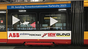 Straßenbahn in Karlsruhe mit Werbung für die Bonding Firmenkontaktmesse, inklusive Unternehmenslogos von ABB, Ferchau, SEW und weiteren Partnern.