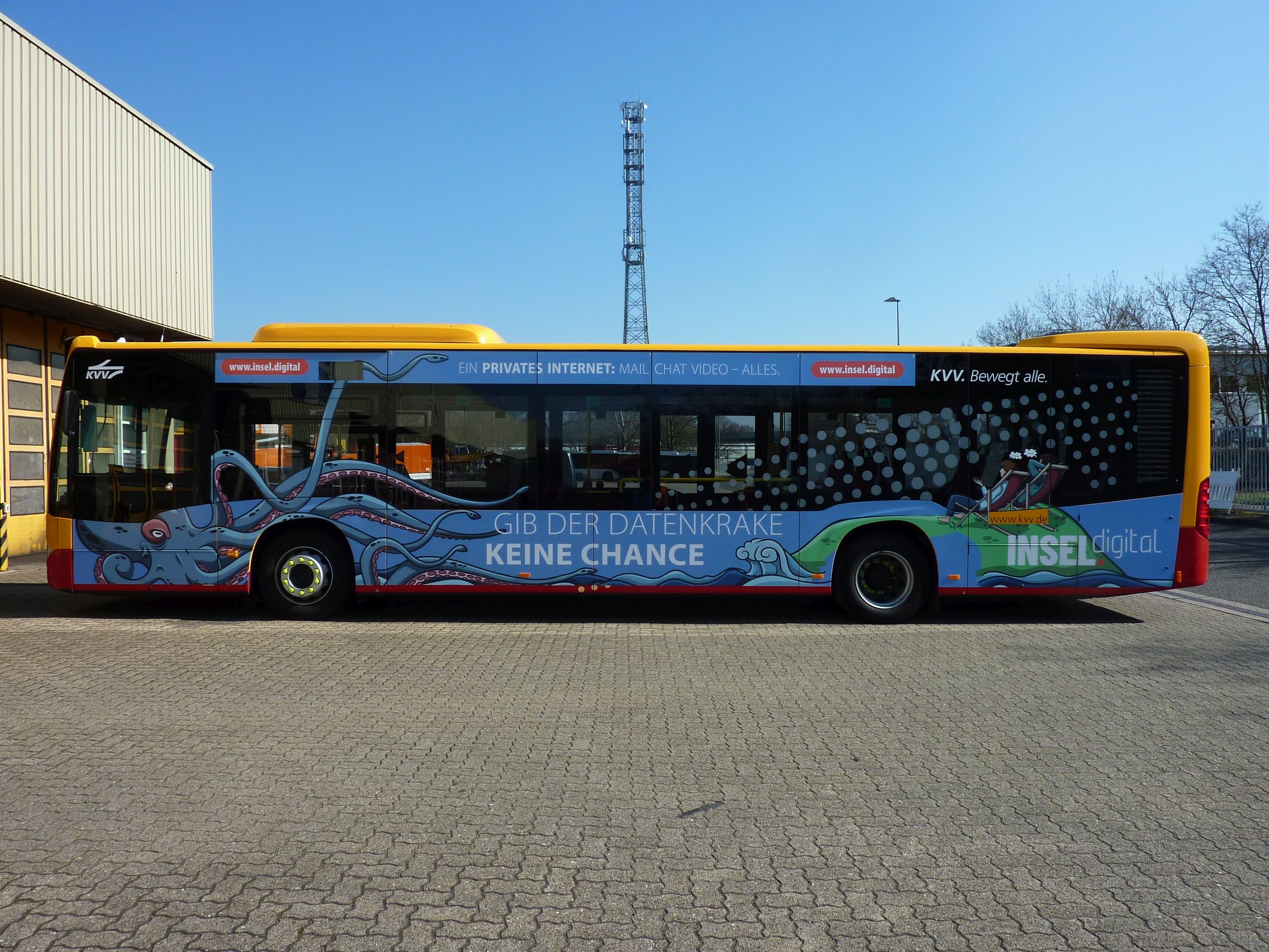 Teilgestaltung eines Busses von Insel.digital, der für das private Internetangebot wirbt. Der Bus zeigt einen auffälligen Tintenfisch und den Slogan „Gib der Datenkrake keine Chance.“
