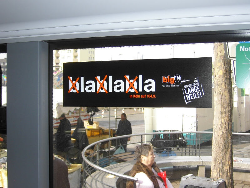 Seitenscheibenplakat in einem Bus, das für Big FM wirbt und die mobile Zielgruppe anspricht. Die Werbung erhöht die Wahrnehmungsrate in Wartesituationen und auf Fahrten.
