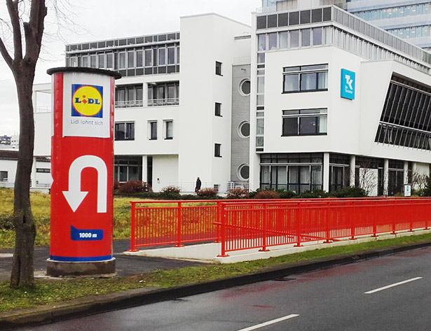 Säulenwerbung mit der Aufschrift „Lidl lohnt sich“ für Dauerwerbung mit einer Laufzeit von mindestens 36 Monaten. Ideal für nachhaltige Markenpräsenz.